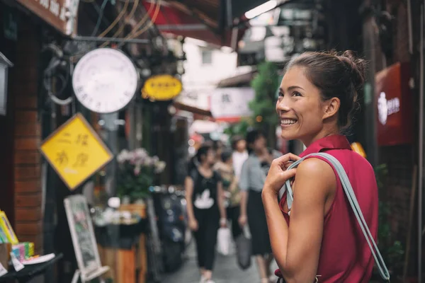 Kina resor Asiatiska turist kinesiska kvinna promenader i shoppingmarknaden gata matgränd i Tianzifang, fransk koncession, Shanghai, Kina Asien sommar turism semester — Stockfoto