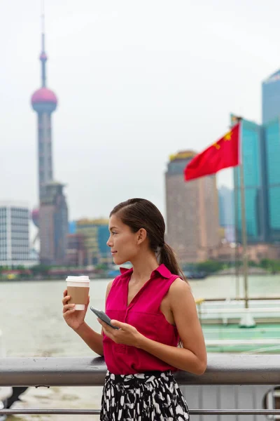 China telefone mulher profissional asiática usando celular durante o trajeto para trabalhar pelo rio Bund em Xangai, estilo de vida chinês. — Fotografia de Stock