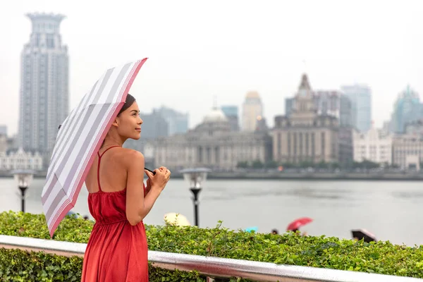 Sombrilla de lluvia Mujer asiática caminando por el río Bund Shanghai ciudad disfrutando de caminar en Asia China vacaciones de viaje. — Foto de Stock