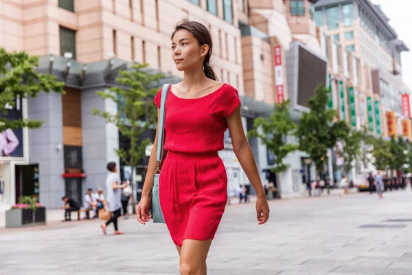 Mujer joven asiática caminando sola en la calle de la ciudad relajándose disfrutando del estilo de vida moderno de Beijing. Mezcla de raza china caucásica chica conmutando fuera —  Fotos de Stock