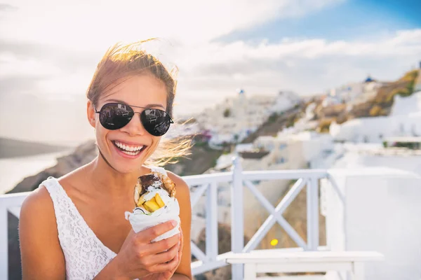 Comida griega gyro pita turista mujer comer sándwich típico local en Grecia viajes de vacaciones. — Foto de Stock