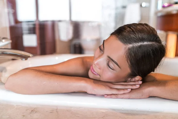Γυναίκα χαλαρώνοντας στην μπανιέρα στο σπίτι λαμβάνοντας ζεστό μπάνιο ευεξίας και μόνο χρόνο. Ασιάτισσα ευτυχισμένη κοιμάται σε πολυτελές σπα ξενοδοχείο τρόπο ζωής — Φωτογραφία Αρχείου