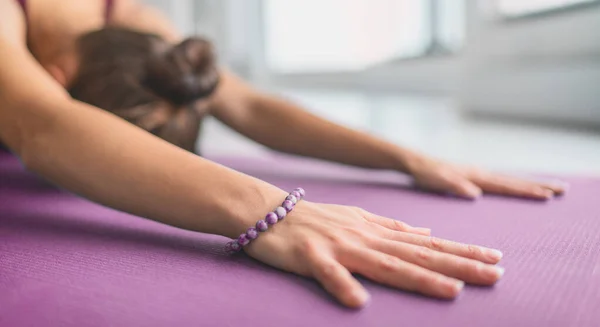 Meditazione yoga a casa sul tappetino esercizio stretching facendo bambini si pongono come riscaldamento per la calma consapevolezza durante la pandemia COVID-19 stressante. Bandiera panoramica — Foto Stock