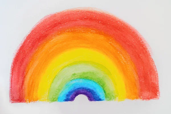 Regenboog schilderij kinderen tekenen in gouache kleurrijke aquarel voor positiviteit tijdens COVID-19 pandemie — Stockfoto