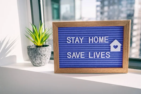 COVID-19コロナウイルス｜STAY HOME SAVE LIVESソーシャルディスタンス意識のためのテキストを持つウイルスのソーシャルメディアメッセージサイン。COVID-19ホームウィンドウの背景に滞在。曲線を平坦化する — ストック写真