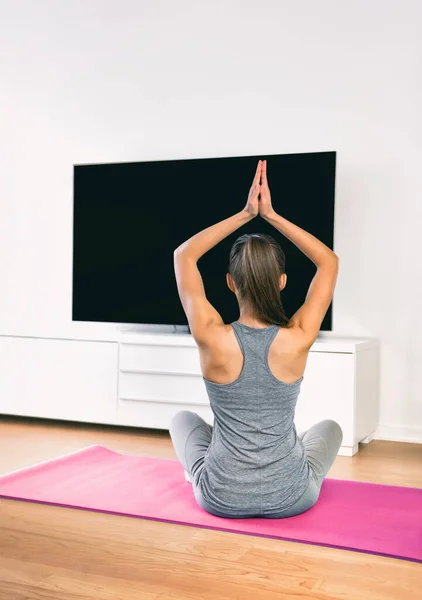 Thuis workout vrouw doen yoga bemiddeling kijken online app klasse op tv-show. Thuis fitness gezonde levensstijl oefeningen — Stockfoto
