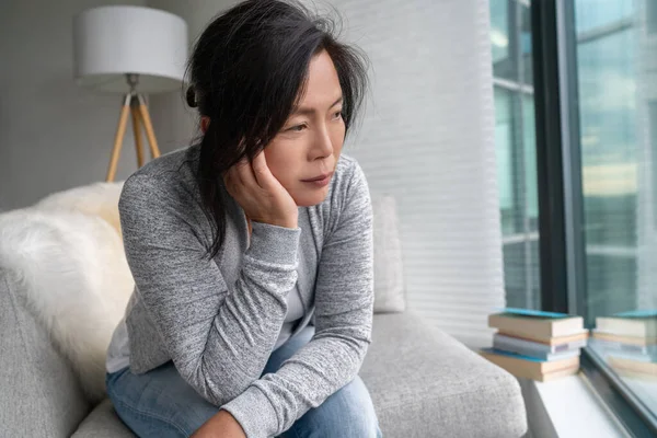 Smutná asijská dospělá žena osamělá doma samovylučovací karanténa pro prevenci koronaviru COVID-19. Duševní zdraví, úzkost depresivní myšlení starší čínské dámy — Stock fotografie