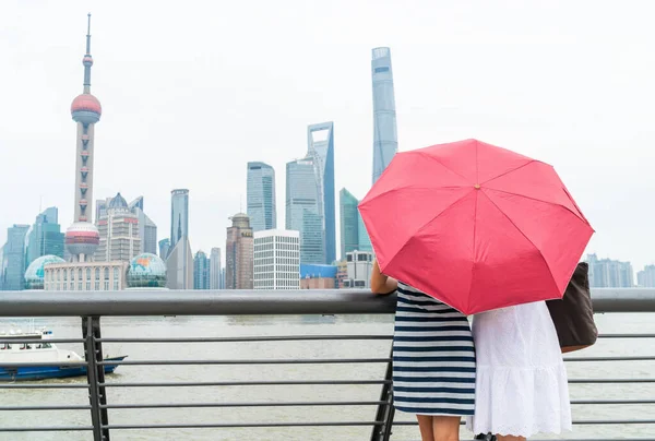 Shanghai urban street scen människor går i nära kontakt. Kinesiska kvinnor vid Bund River skyline. Socialt avstånd — Stockfoto