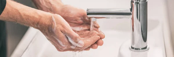 Corona virus reispreventie handen wassen met zeep en warm water. Handhygiëne bij een coronavirusuitbraak. Bescherming door handen wassen vaak concept panoramische banner header — Stockfoto