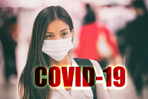 COVID-10 Schild mit Kopftext über asiatischer chinesischer Touristin mit Gesichtsmaske als Schutz gegen Coronavirus während der Reise am Flughafen — Stockfoto
