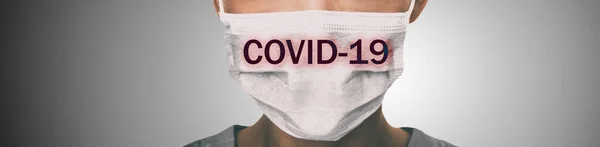 Coronavirus profilaktyka panoramiczny baner lekarz noszący chirurgiczną maskę twarzy przeciw koronawirusowi. Panorama personelu medycznego — Zdjęcie stockowe