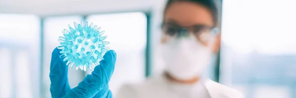 COVID-19 vaccin onderzoeker op zoek naar coronavirus in het lab op zoek naar een geneesmiddel banner panoramische achtergrond. Aziatische vrouw wetenschapper dragen PPE handschoenen, masker en bril — Stockfoto