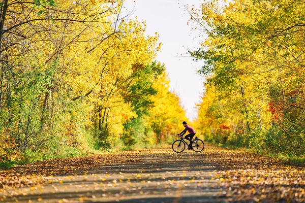 Sport rower outdoor ćwiczenia kobieta jazda na rowerze drogowym w parku przyrody. Jesienne drzewa liściaste krajobraz rowerowy — Zdjęcie stockowe