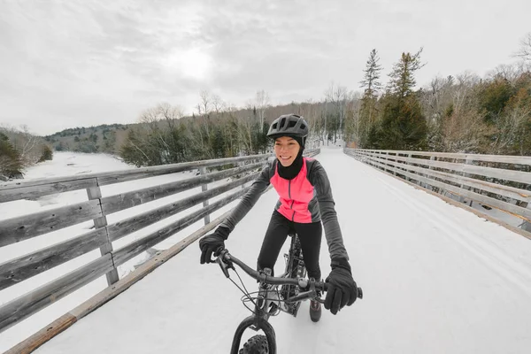 Χειμερινό ποδήλατο σπορ διασκέδαση χαρούμενος ποδηλάτης ασιατική κορίτσι ποδηλασία σε γέφυρα χιονιού με λίπος e-bike. Ηλεκτρική ποδηλασία — Φωτογραφία Αρχείου