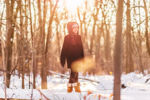 Winter Outdoor-Aktivität gesunde junge asiatische Mädchen, die in Wäldern außerhalb Bewegung für einen aktiven Lebensstil. Wandern im Wald Natur Sonnenschein sonniger Tag — Stockfoto