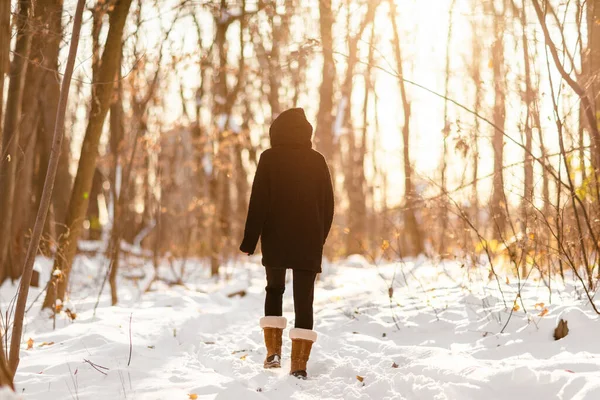 Zimowy spacer kobieta śnieg odchodzenie w śnieżnym lesie po lesie szlak outdoor styl życia aktywnych ludzi. Wypoczynek poza domem — Zdjęcie stockowe