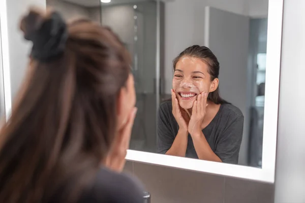 Gezicht wassen jonge Aziatische vrouw wassen met behulp van gezichtsscrub scrubben huid reinigen van dode cellen en olie voor zwarte poriën heldere huidverzorging — Stockfoto