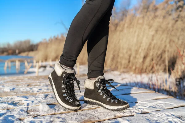 Doposci moda calzature per la stagione invernale ragazza che indossa scarpe di cuoio nero caviglia — Foto Stock