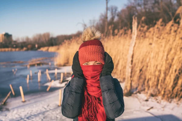 Zimna pogoda akcesoria zima ochrona twarzy kobieta pokrywa uszy rękawiczkami, kapelusz, szalik uczucie bardzo zimno — Zdjęcie stockowe