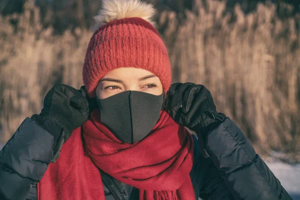 Koronawirus i maska Covid 19 dla ochrony. Również przed smogiem zimowym zanieczyszczenie powietrza Azjatka nosi maskę do oddychania na zewnątrz zimnego powietrza — Zdjęcie stockowe