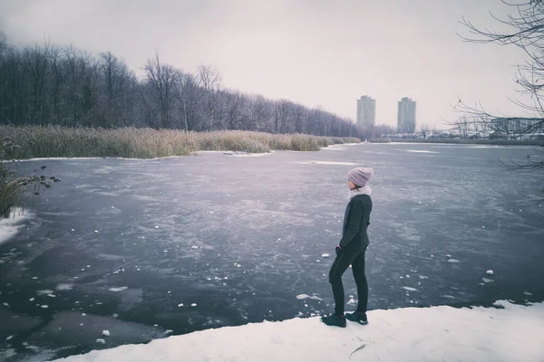 Χειμερινή φύση τοπίο μονοπάτι τρέχει δρομέας γυναίκα λαμβάνοντας ένα διάλειμμα σε παγωμένη λίμνη απολαμβάνοντας το τοπίο του κρύου χειμώνα θέα. Ιστορικό πάρκου πόλης — Φωτογραφία Αρχείου
