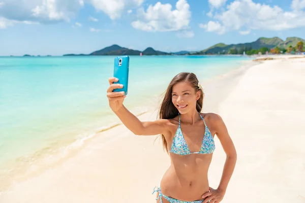 Selfie celular turista asiática joven tomando foto con el teléfono móvil en la playa Caribe vacaciones viaje — Foto de Stock