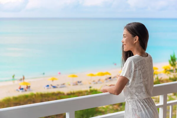 Resort férias feliz mulher asiática turista desfrutando de vista para o mar a partir de frente para a praia quarto de hotel em feriados do Caribe — Fotografia de Stock