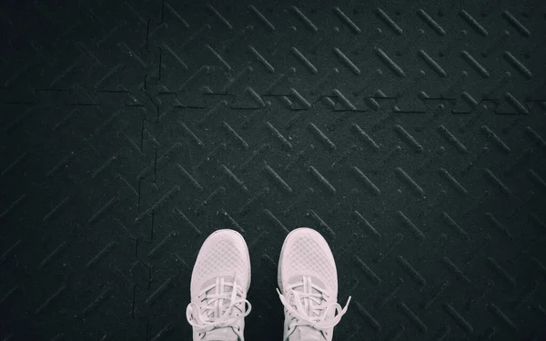 Siłownia fitness first person top widok buty do biegania selfie na siłowni. Kobiecy trening siłowy na macie treningowej czarne tło z przestrzenią do kopiowania. Aktywny styl życia odchudzania — Zdjęcie stockowe