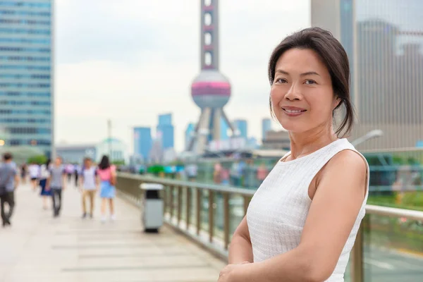 上海市内のストリートで幸せな笑顔アジアの中年女性モデル。中国の成熟したビジネス女性中国の専門家 — ストック写真