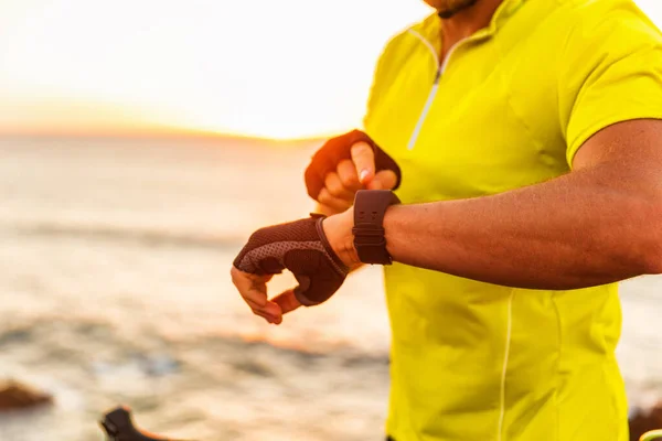 Esporte smartwatch fitness rastreamento aplicativo triatlo homem de bicicleta analisando dados da corrida de competição. Monitor de frequência cardíaca de saúde e fitness — Fotografia de Stock