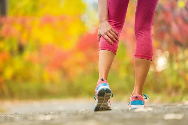 Calambre muscular en la pierna calambre en la pantorrilla lesiones deportivas ejercicio al aire libre — Foto de Stock