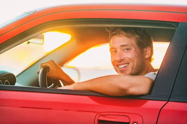 道路旅行夏旅行休暇男電動車のスポーツカーを運転。日没の新しい環境に優しいグリーンエネルギー車のホイールの後ろのウィンドウで男性ドライバー。若い男性オーナータクシードライバーのコンセプト — ストック写真