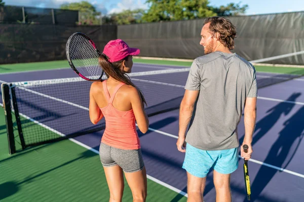 Jogadores de tênis casal jogando na quadra ao ar livre como equipe. Atividades recreativas esportivas divertidas para duas pessoas amigos, lazer de verão estilo de vida ativo — Fotografia de Stock