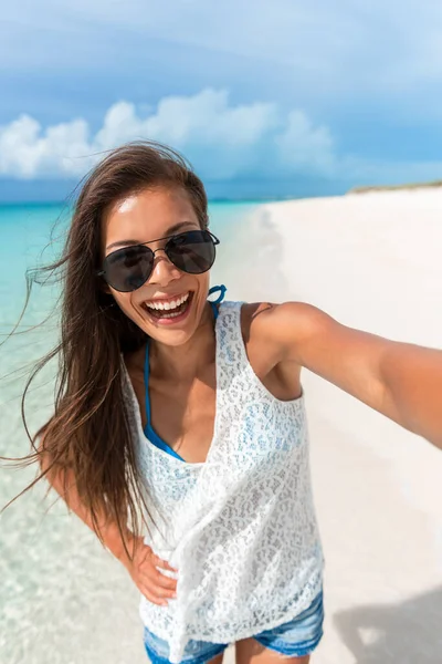 Strand-Selfie junge Asiatin macht lustige Foto mit Handy auf Karibik tropischen Sommerferien. Mädchen mit Sonnenbrille — Stockfoto