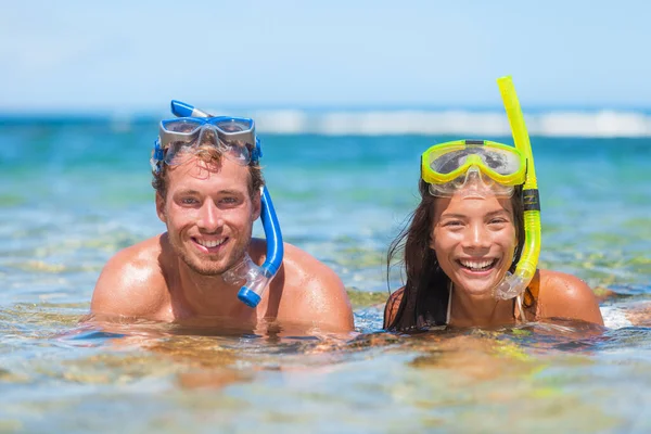 Карибский отдых на пляже весело пара на летний отдых купание в маске с трубкой, водные виды спорта океан — стоковое фото