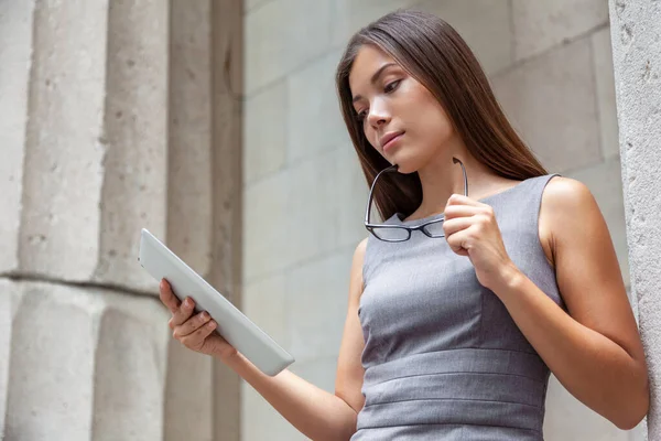 Tablet donna d'affari che lavora seriamente in ufficio o in tribunale leggendo e-mail di notizie. Asiatico Businesswoman avvocato utilizzando computer pc con occhiali da lettura. Professionista cinese caucasico multirazziale — Foto Stock