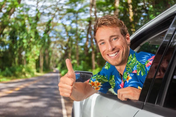 Homem motorista de carro feliz dirigindo seguro em viagem de carro fazendo polegares para cima na satisfação de aluguel de carros. Sorrindo jovem modelo masculino — Fotografia de Stock