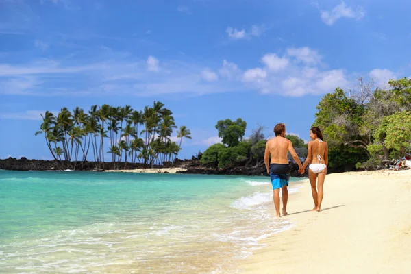 新婚旅行のビーチ休暇カップルハワイの夏休みに手をつないで歩く — ストック写真
