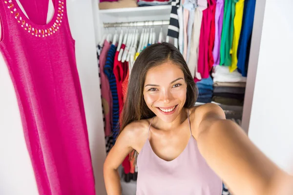 Selfie menina asiática tirar foto com o telefone móvel de si mesma no armário camarim em casa experimentando em roupa. Roupas estilo de moda. Menina de compras usando o aplicativo de moda smartphone postando nas mídias sociais — Fotografia de Stock