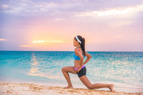 Fitness kvinna som tränar lungor för gluten- och benmuskulatur träning av bålmusklerna, balans, kondition och stabilitet. Aktiv flicka gör front framåt ett ben steg lunge motion — Stockfoto