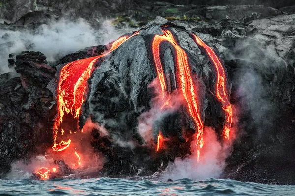 Hawaii lava flow entering the ocean on Big Island from Kilauea volcano. Volcanic eruption fissure view from water. Red molten lava — Stock Photo, Image