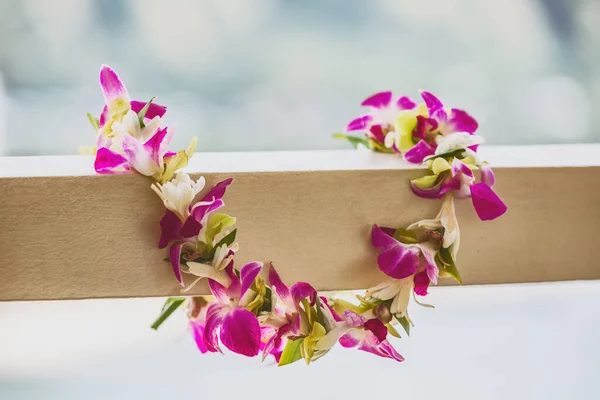 Hawaii luau ikonu seyahat konsepti: Taze çiçek kolyesi, Kauai Hawaii adası tropikal tatil geçmişi — Stok fotoğraf