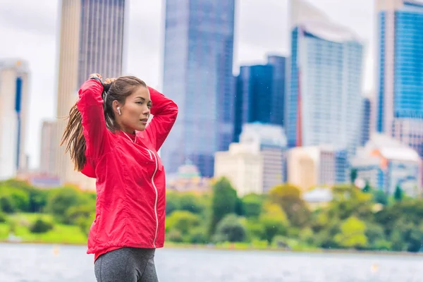 Köra hälsosam livsstil i urban löpare asiatisk kvinna gör sig redo att köra morgon cardio motion — Stockfoto