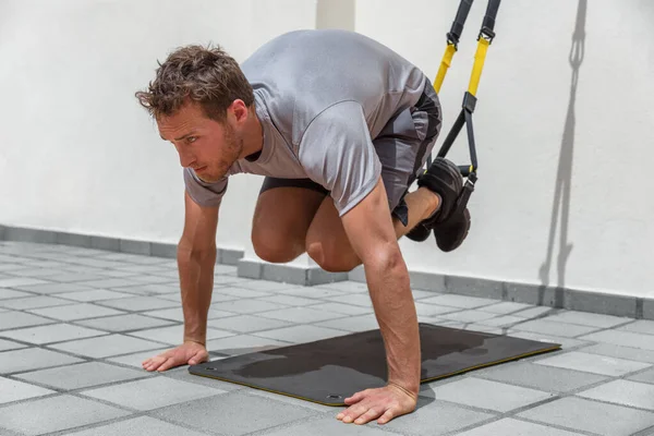 Homem treinamento abs músculos do corpo do núcleo com tiras de fitness de suspensão no ginásio. Abdominais estomacais exercitar esporte estilo de vida saudável — Fotografia de Stock