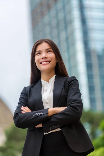 Azjatycka bizneswoman ufna w Hong Kongu. Bizneswoman stojąca na zewnątrz z miejską przeszłością w kombinezonie krzyżowym. młody wielorasowy chiński Azji biały profesjonalista w Hong Kongu — Zdjęcie stockowe