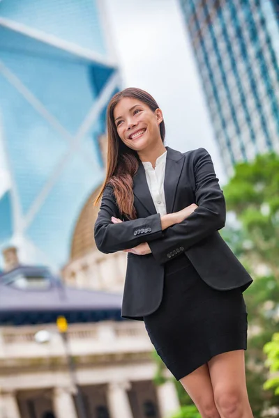 Επιχειρηματίας με αυτοπεποίθηση πορτρέτο στο Χονγκ Κονγκ. Επιχειρηματίας που στέκεται υπερήφανη και πετυχημένη με κοστούμι σταυρωτά οπλισμένη. Νεαρή πολυφυλετική Κινέζα Ασιάτισσα Καυκάσια γυναίκα επαγγελματίας στο κεντρικό Χονγκ Κονγκ — Φωτογραφία Αρχείου