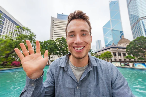 Selfie-Mann winkt Hallo im Gespräch mit Kamera-Chat online auf Videokonferenz oder Aufzeichnung Videoblog vlog vlogging für Social Media App. Junge Menschen leben in Hongkong, China, Asien — Stockfoto
