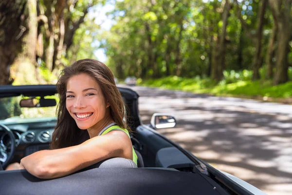 Gelukkige jonge Aziatische vrouw ontspannen in converteerbare auto op zomerse road trip vakantie. Reisbestemming rijden door natuurwegen — Stockfoto