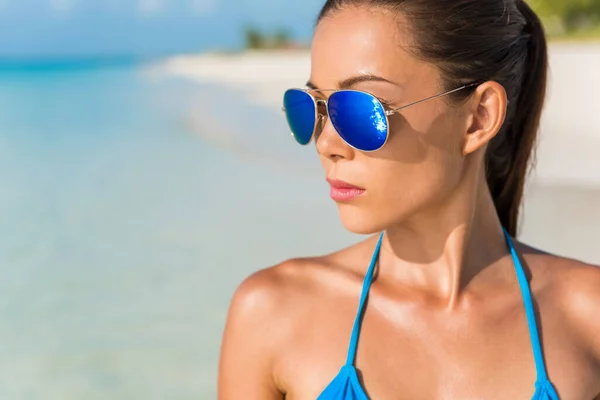 Azul espejo aviador gafas de sol mujer sexy belleza. Bikini de playa Modelo asiático con gafas de moda gafas de espejo de moda y trajes de baño turquesa mirando al océano —  Fotos de Stock