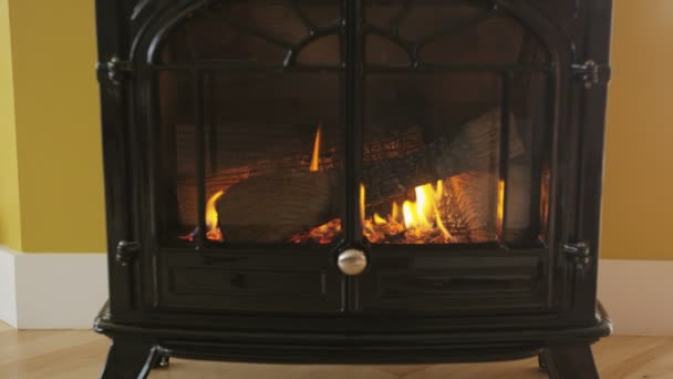 Kontekst kominka - Piec opalania drewna w pokoju Wyświetlanie płomieni — Wideo stockowe